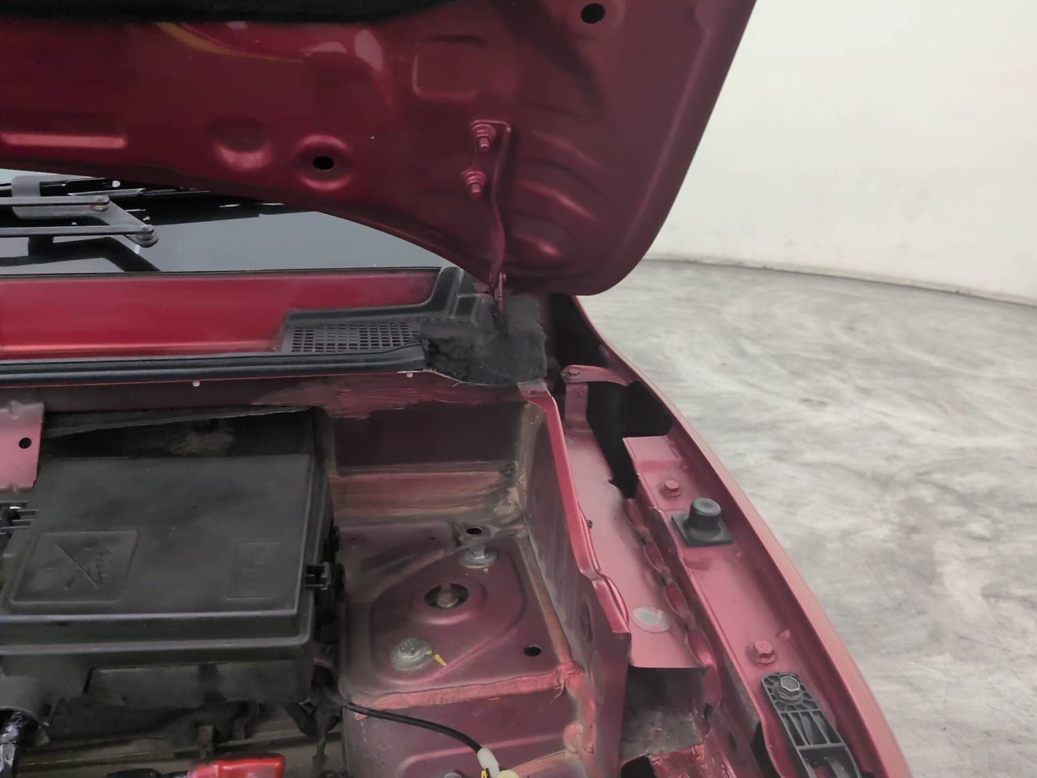 Used 2017 Renault Kwid 1.0 RXT Petrol Manual engine ENGINE LEFT SIDE HINGE & APRON VIEW