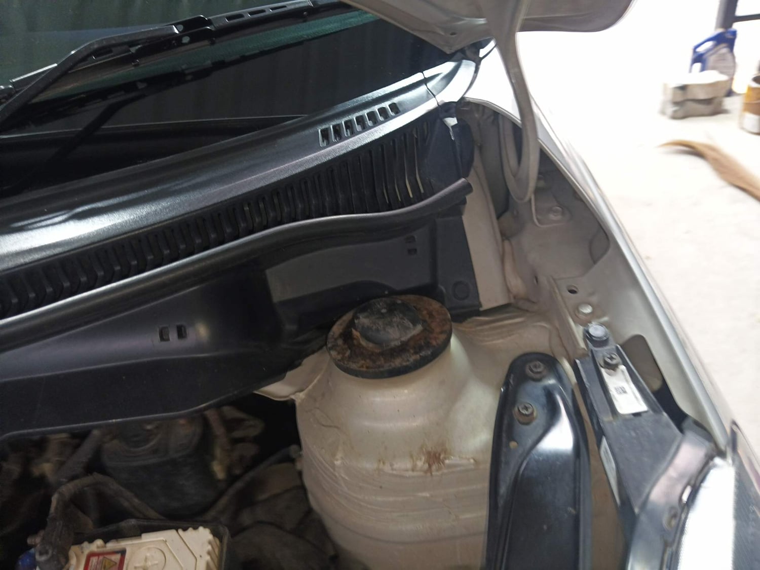 Used 2013 Maruti Suzuki Swift ZXi Petrol Manual engine ENGINE LEFT SIDE HINGE & APRON VIEW