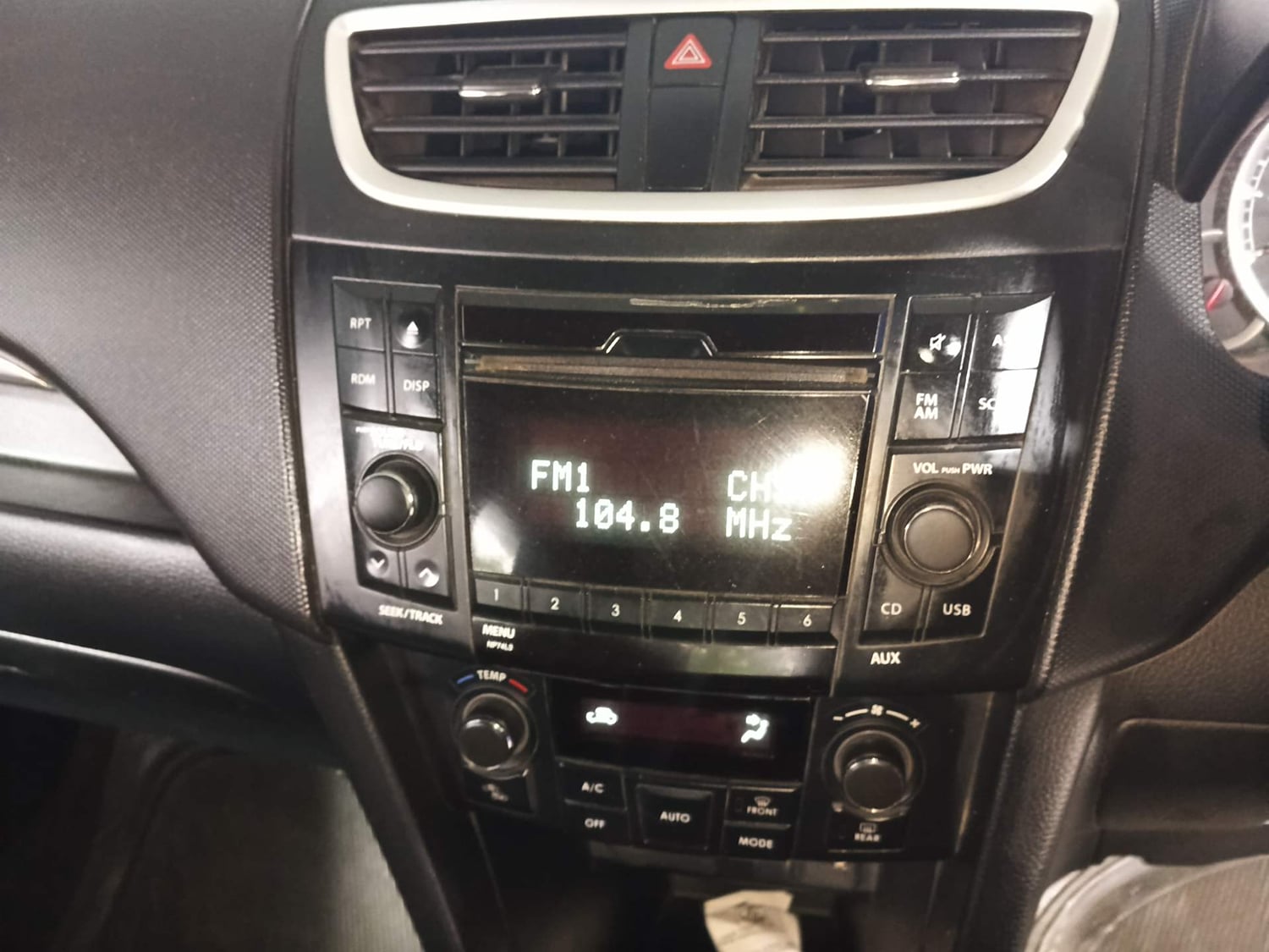 Used 2013 Maruti Suzuki Swift ZXi Petrol Manual interior MUSIC SYSTEM & AC CONTROL VIEW