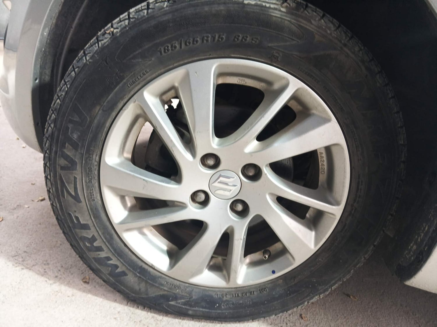 Used 2013 Maruti Suzuki Swift ZXi Petrol Manual tyres LEFT FRONT TYRE RIM VIEW