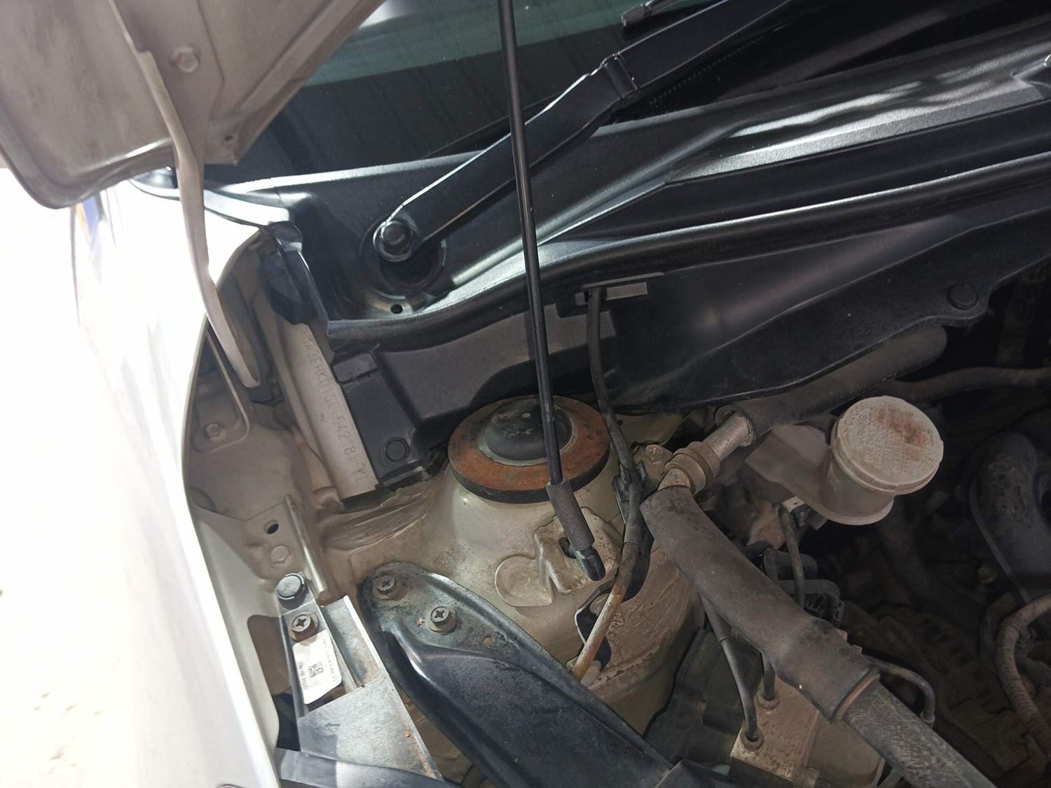 Used 2013 Maruti Suzuki Swift ZXi Petrol Manual engine ENGINE RIGHT SIDE HINGE & APRON VIEW