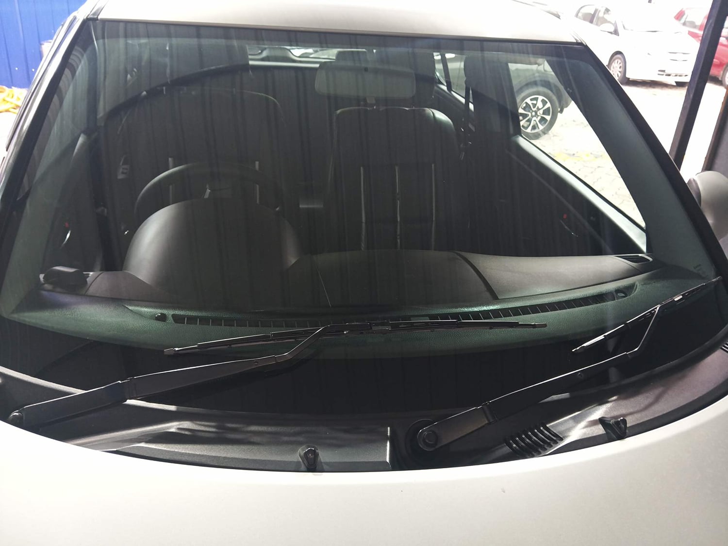 Used 2013 Maruti Suzuki Swift ZXi Petrol Manual exterior FRONT WINDSHIELD VIEW