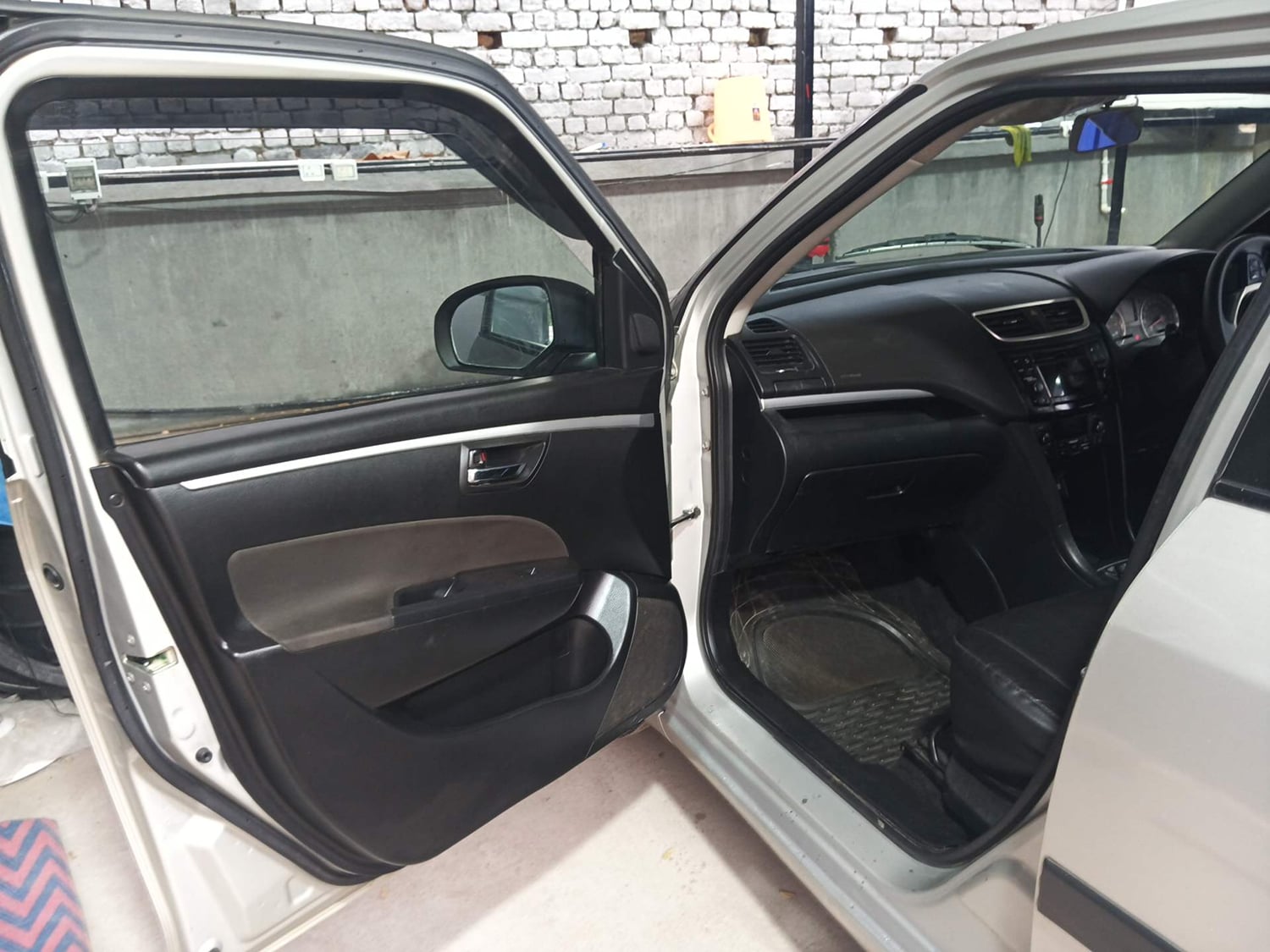 Used 2013 Maruti Suzuki Swift ZXi Petrol Manual interior LEFT FRONT DOOR OPEN VIEW