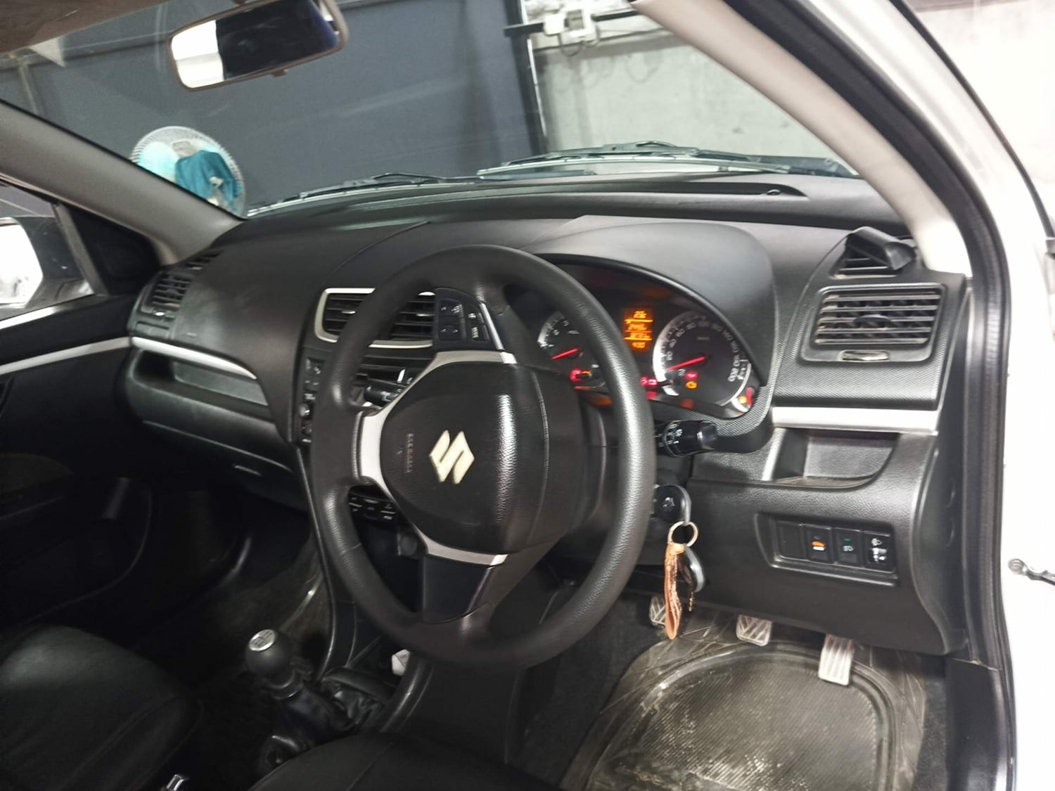 Used 2013 Maruti Suzuki Swift ZXi Petrol Manual interior DASHBOARD VIEW
