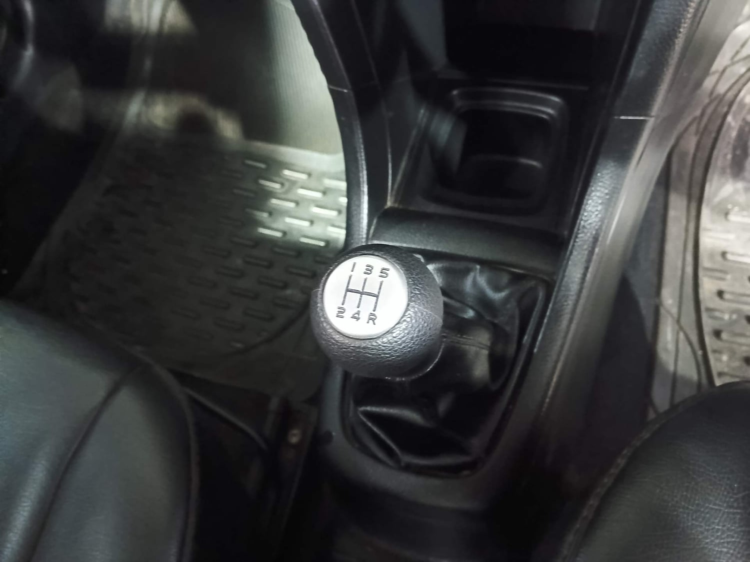 Used 2013 Maruti Suzuki Swift ZXi Petrol Manual interior GEAR  KNOB VIEW