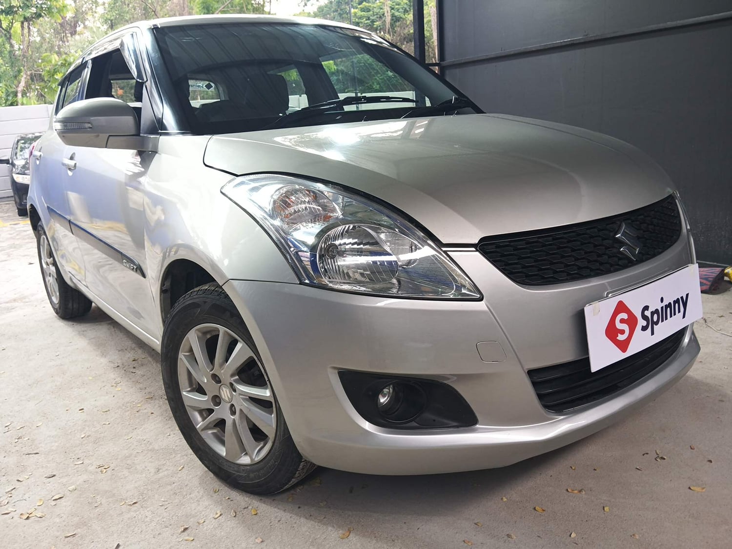 Used 2013 Maruti Suzuki Swift ZXi Petrol Manual exterior RIGHT FRONT CORNER VIEW