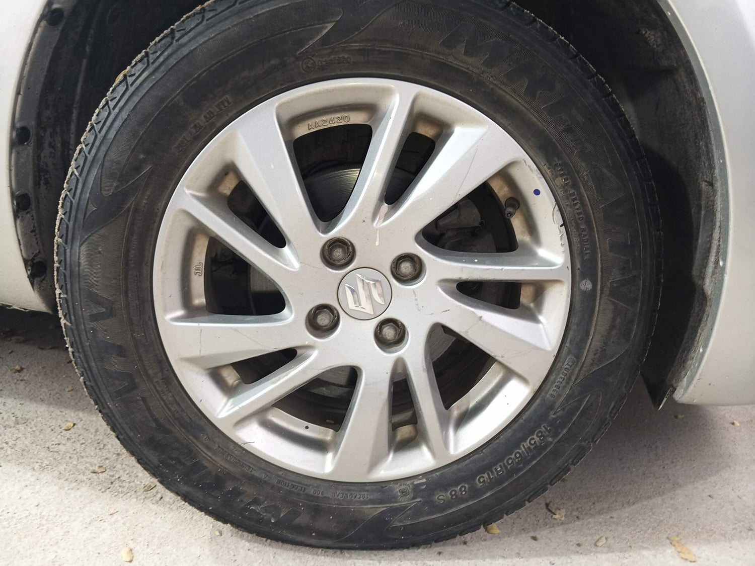 Used 2013 Maruti Suzuki Swift ZXi Petrol Manual tyres RIGHT FRONT TYRE RIM VIEW