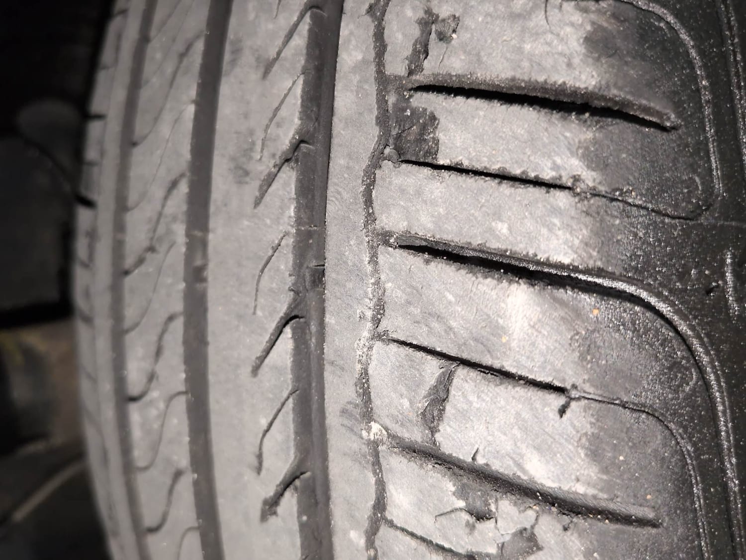 Used 2022 Tata Altroz XZA Plus Petrol Petrol Automatic tyres RIGHT FRONT TYRE TREAD VIEW