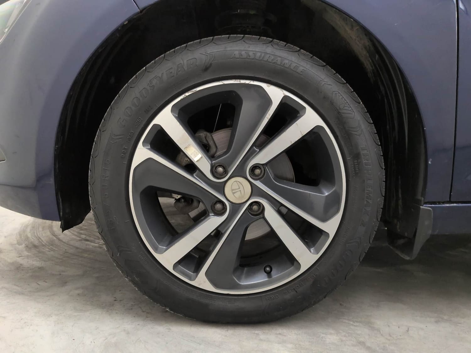 Used 2022 Tata Altroz XZA Plus Petrol Petrol Automatic tyres LEFT FRONT TYRE RIM VIEW