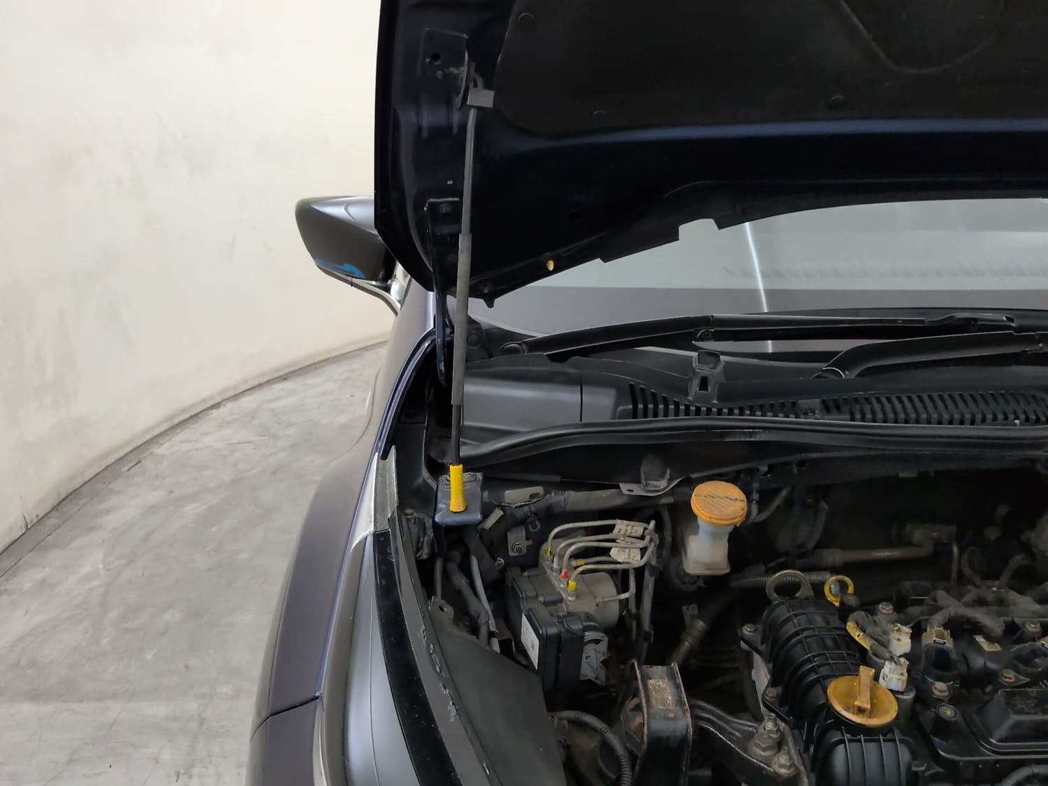 Used 2022 Tata Altroz XZA Plus Petrol Petrol Automatic engine ENGINE RIGHT SIDE HINGE & APRON VIEW