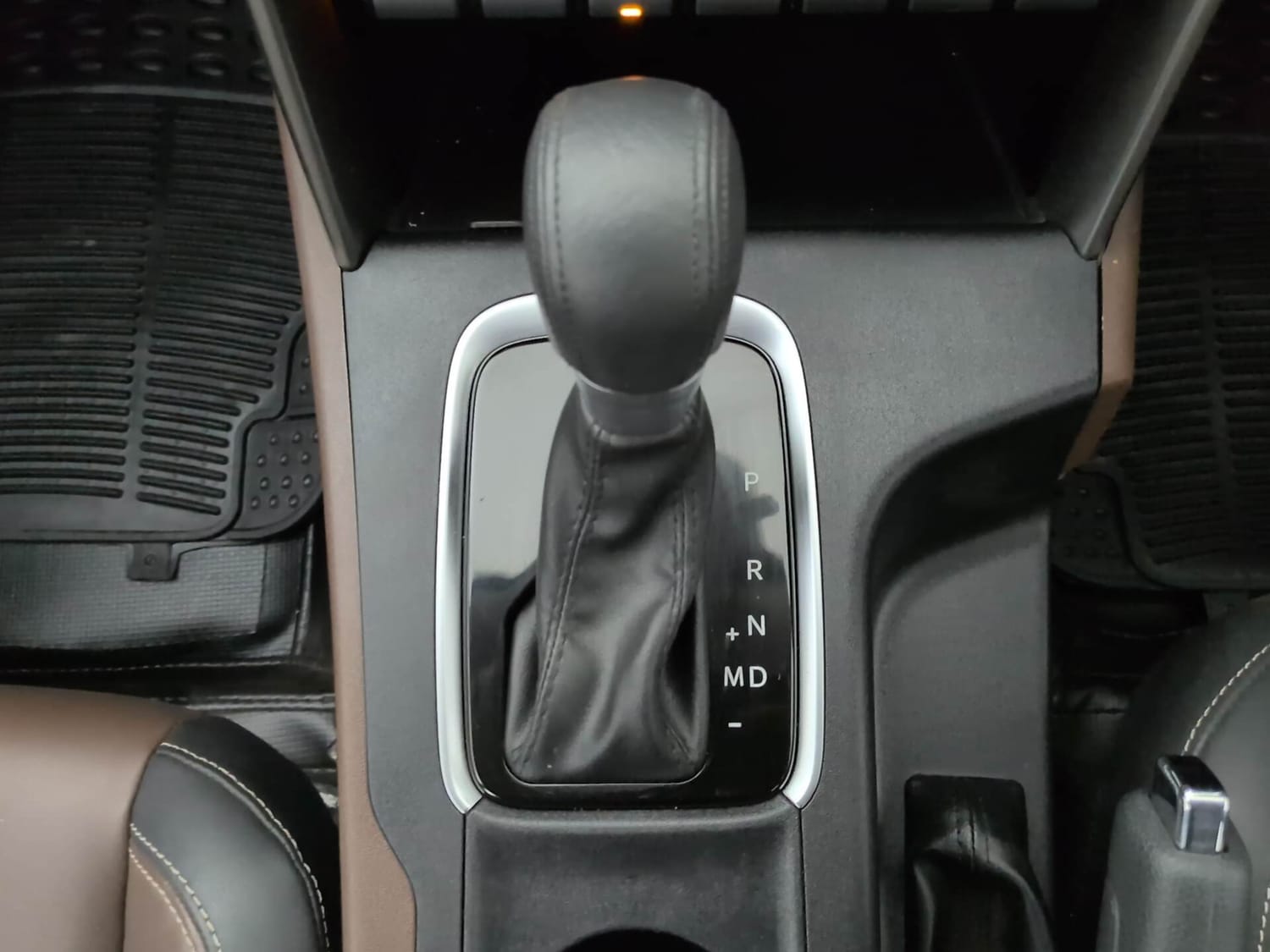Used 2023 Mahindra Scorpio N Z8 L Petrol AT 7 STR Petrol Automatic interior GEAR  KNOB VIEW