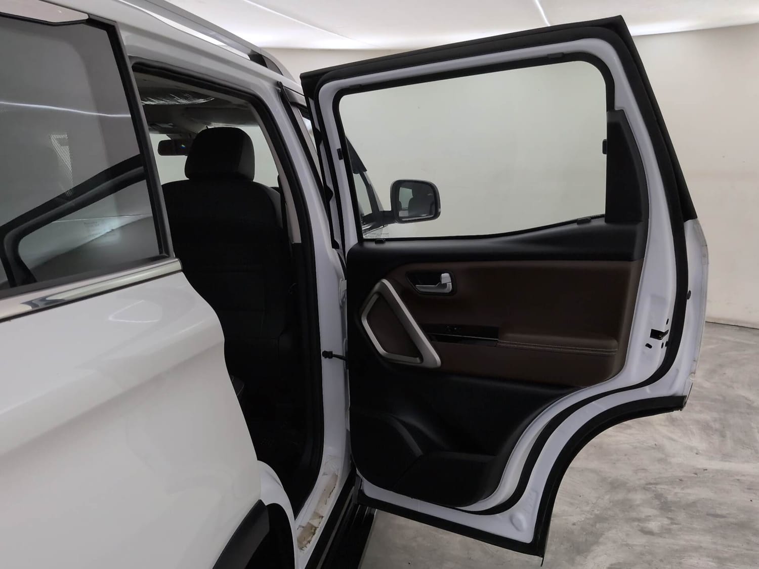 Used 2023 Mahindra Scorpio N Z8 L Petrol AT 7 STR Petrol Automatic interior RIGHT REAR DOOR OPEN VIEW