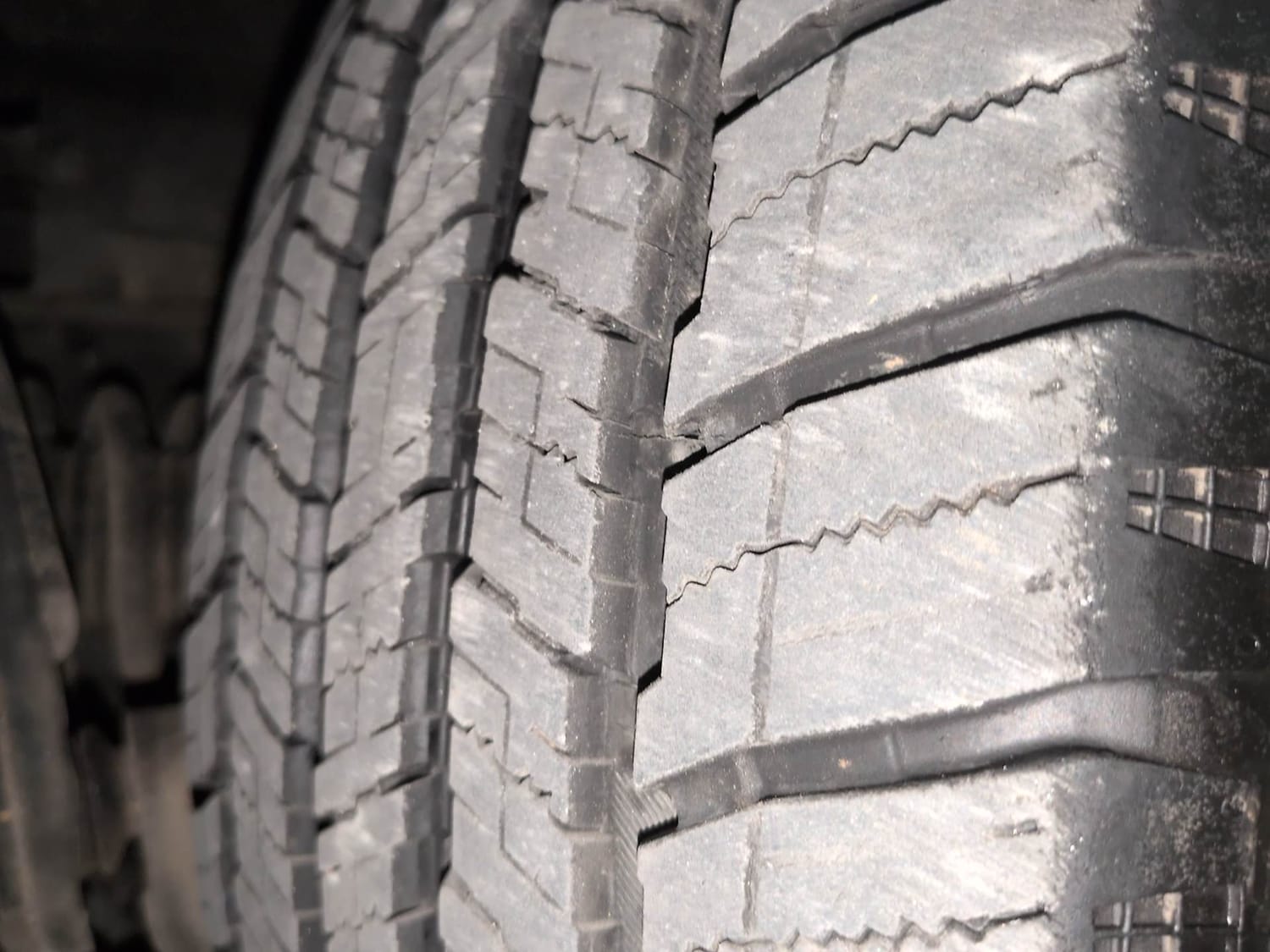 Used 2023 Mahindra Scorpio N Z8 L Petrol AT 7 STR Petrol Automatic tyres RIGHT FRONT TYRE TREAD VIEW