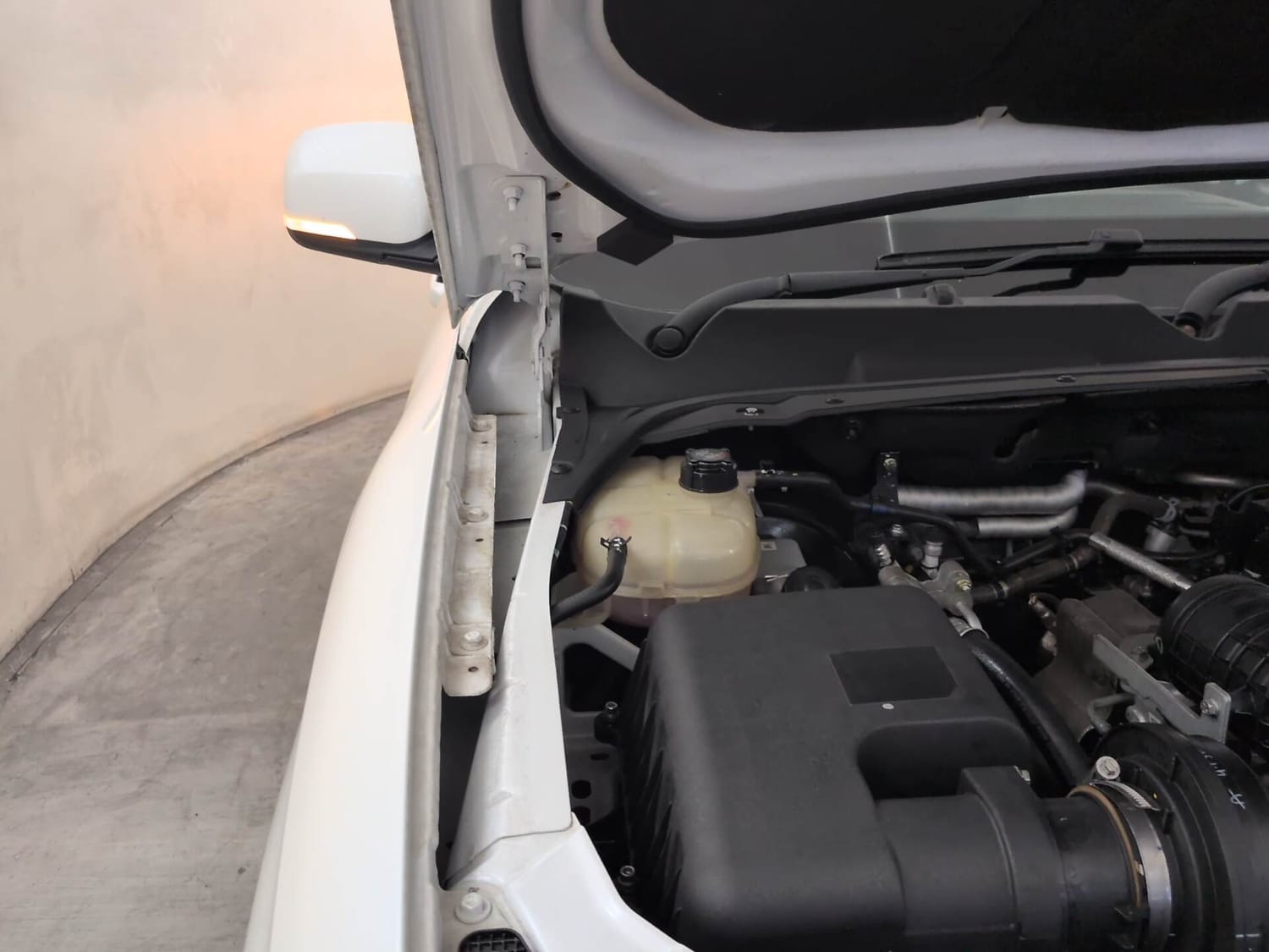 Used 2023 Mahindra Scorpio N Z8 L Petrol AT 7 STR Petrol Automatic engine ENGINE RIGHT SIDE HINGE & APRON VIEW
