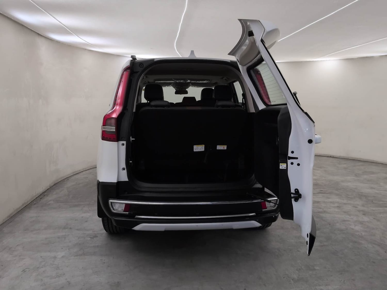 Used 2023 Mahindra Scorpio N Z8 L Petrol AT 7 STR Petrol Automatic interior DICKY DOOR OPEN VIEW