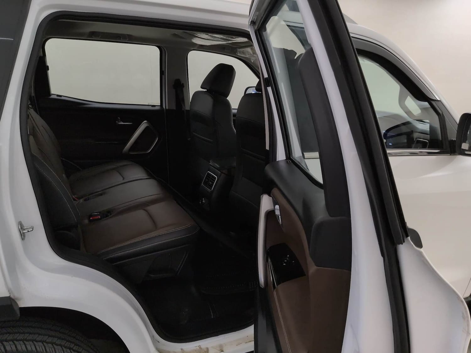 Used 2023 Mahindra Scorpio N Z8 L Petrol AT 7 STR Petrol Automatic interior RIGHT SIDE REAR DOOR CABIN VIEW