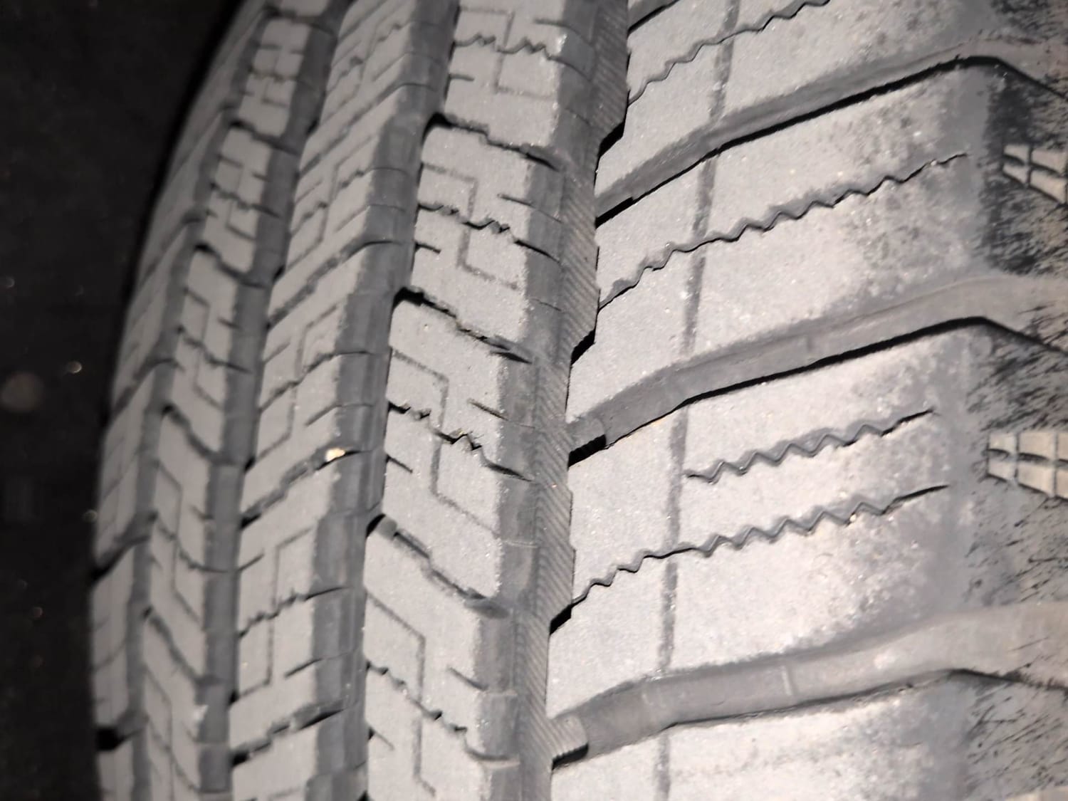 Used 2023 Mahindra Scorpio N Z8 L Petrol AT 7 STR Petrol Automatic tyres RIGHT REAR TYRE TREAD VIEW