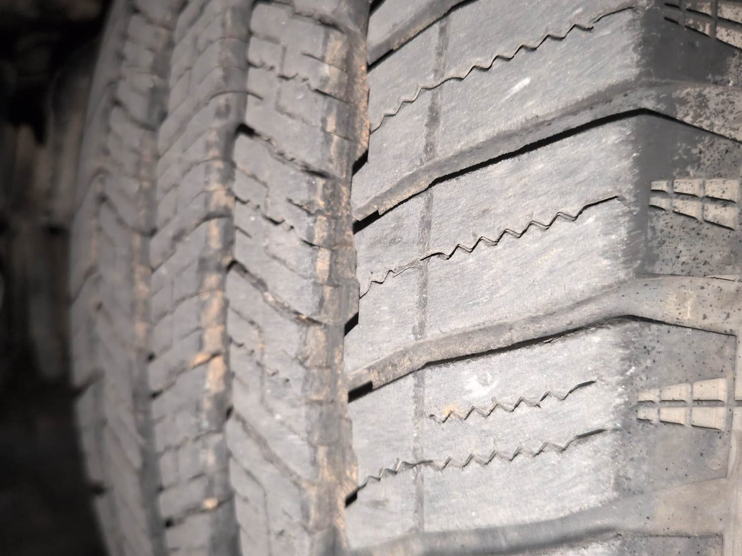 Used 2023 Mahindra Scorpio N Z8 L Petrol AT 7 STR Petrol Automatic tyres LEFT FRONT TYRE TREAD VIEW