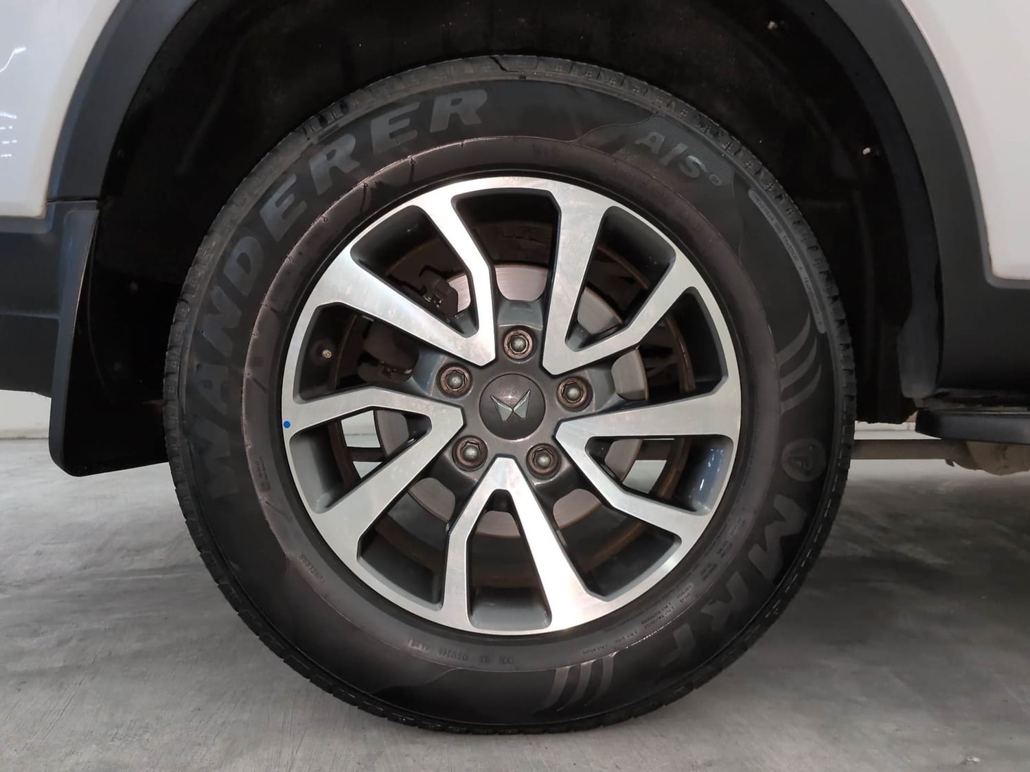 Used 2023 Mahindra Scorpio N Z8 L Petrol AT 7 STR Petrol Automatic tyres RIGHT REAR TYRE RIM VIEW