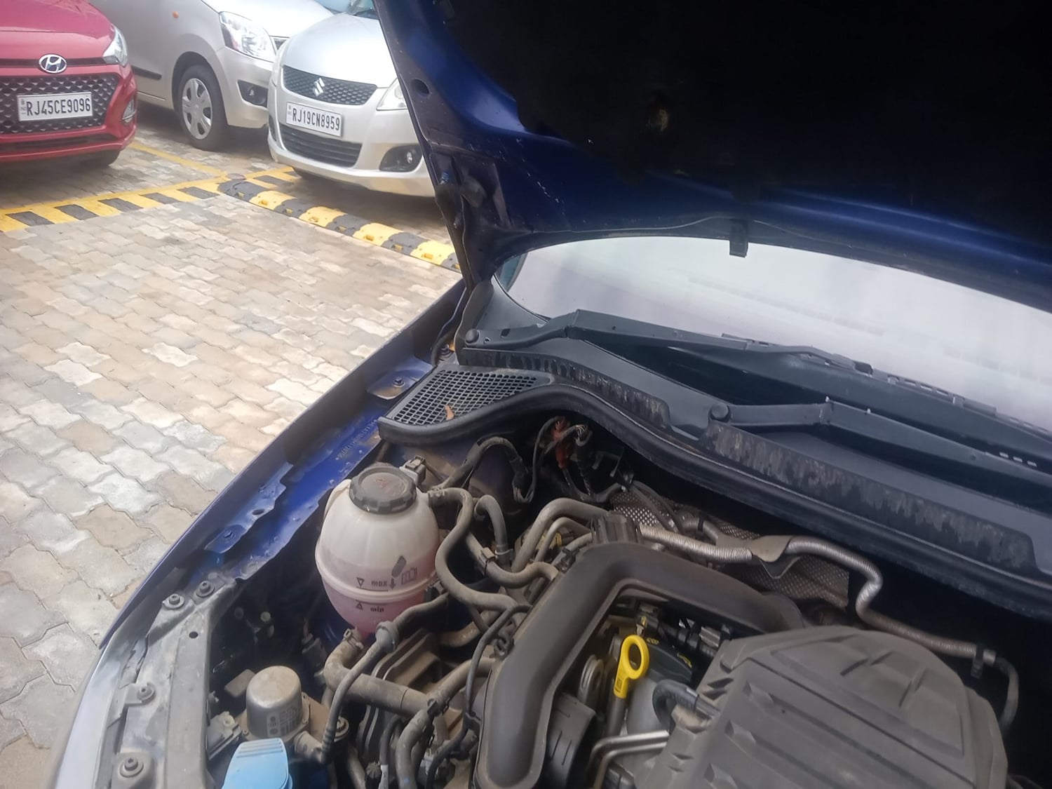 Used 2021 Volkswagen Vento Highline 1.0L TSI Petrol Manual engine ENGINE RIGHT SIDE HINGE & APRON VIEW