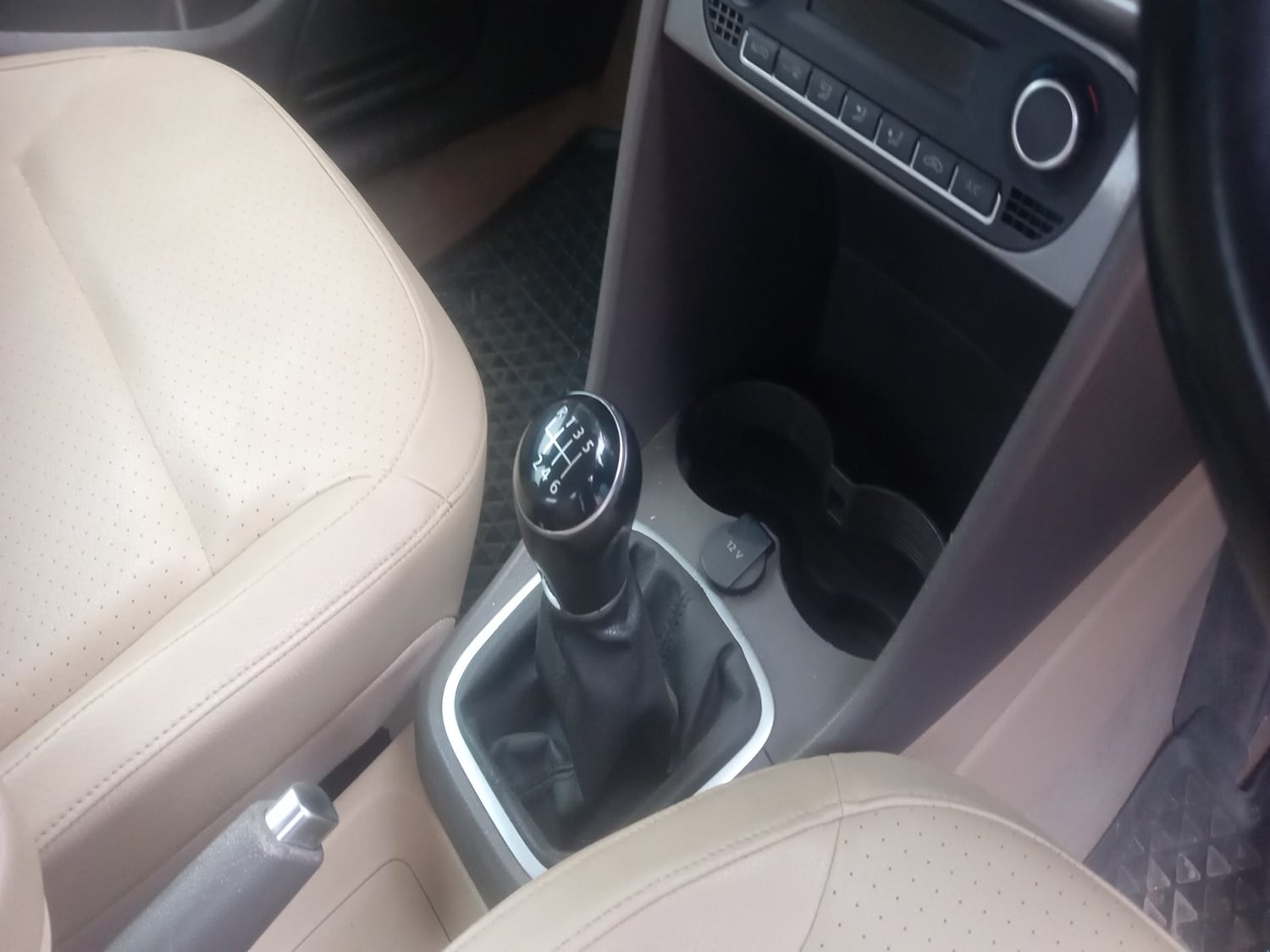 Used 2021 Volkswagen Vento Highline 1.0L TSI Petrol Manual interior GEAR  KNOB VIEW