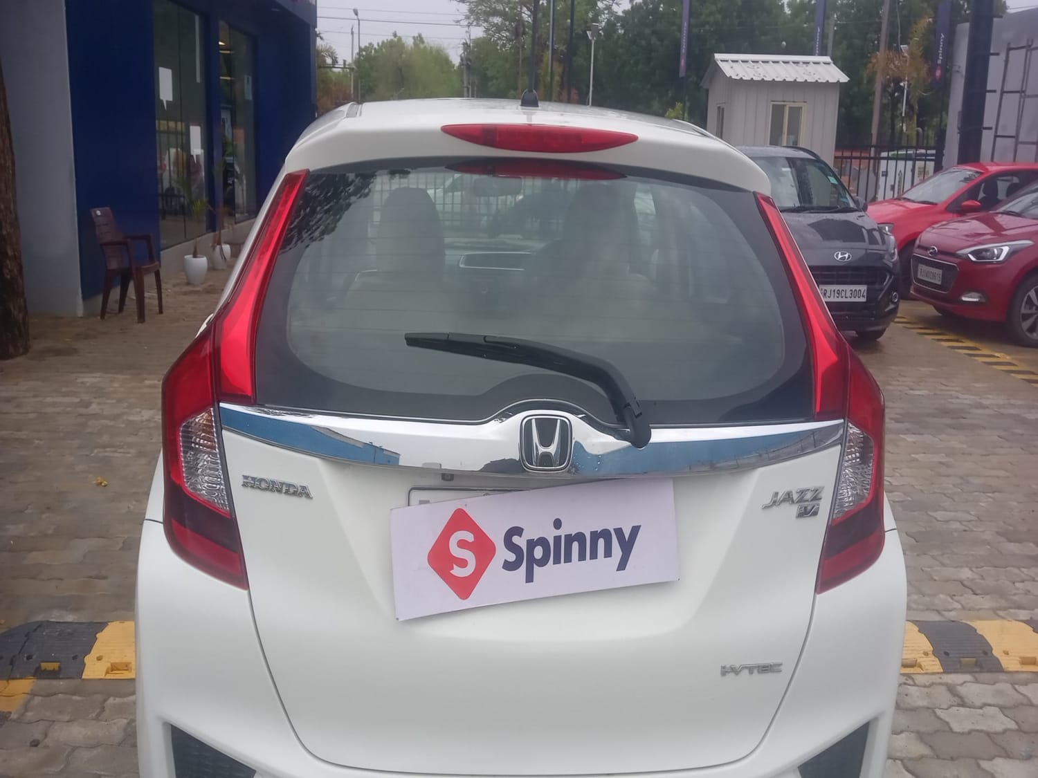 Used 2015 Honda Jazz V Petrol Petrol Manual exterior BACK WINDSHIELD VIEW
