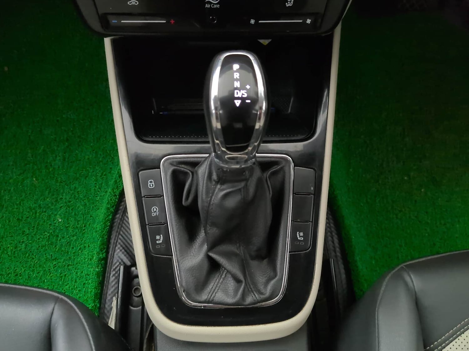 Used 2023 Skoda Slavia Style 1.0L TSI AT Petrol Automatic interior GEAR  KNOB VIEW