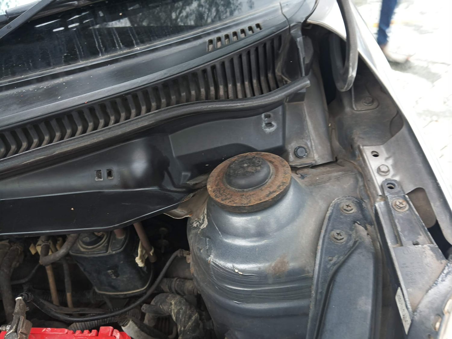 Used 2014 Maruti Suzuki Swift VXi Petrol Manual engine ENGINE LEFT SIDE HINGE & APRON VIEW