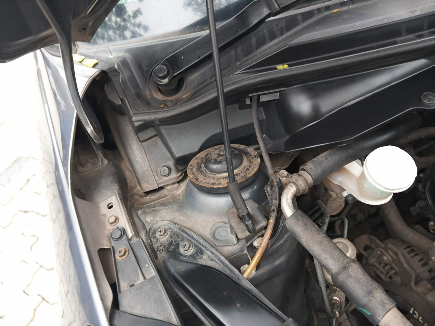 Used 2014 Maruti Suzuki Swift VXi Petrol Manual engine ENGINE RIGHT SIDE HINGE & APRON VIEW