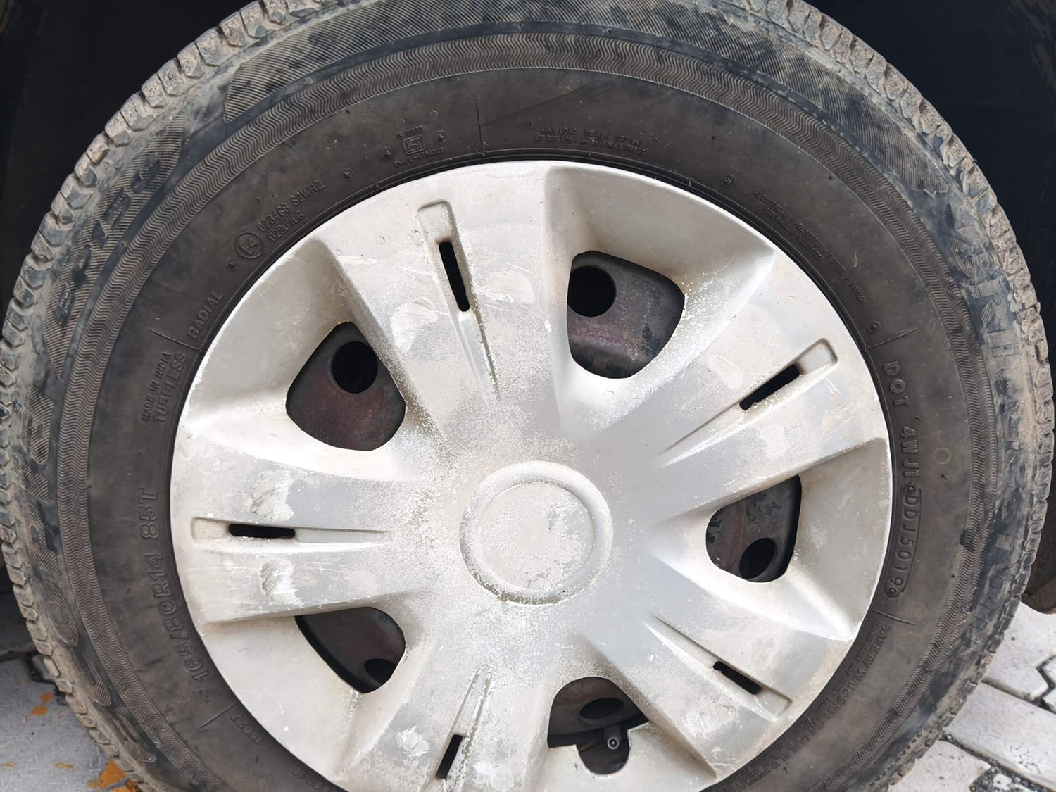 Used 2014 Maruti Suzuki Swift VXi Petrol Manual tyres RIGHT FRONT TYRE RIM VIEW