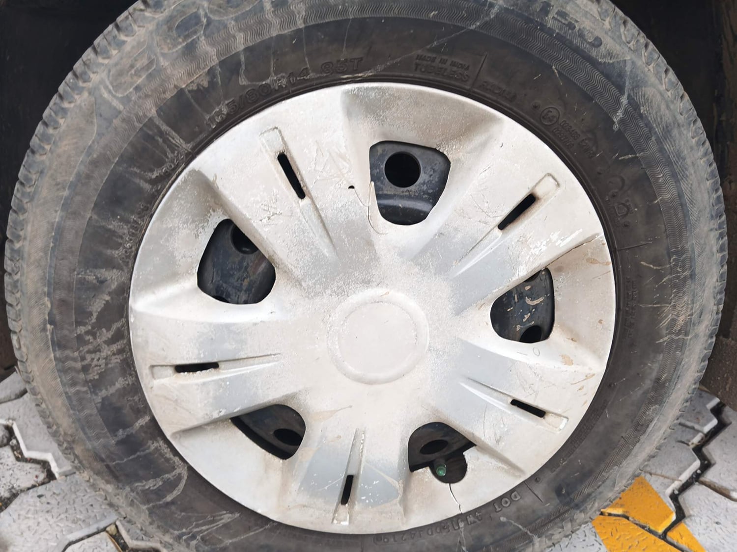Used 2014 Maruti Suzuki Swift VXi Petrol Manual tyres LEFT FRONT TYRE RIM VIEW