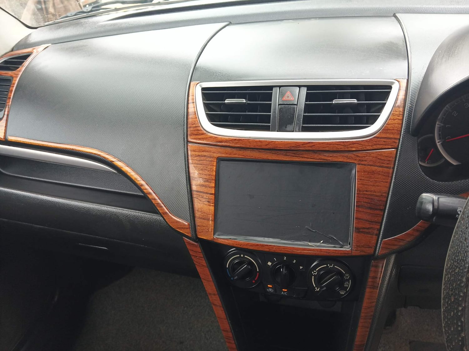Used 2014 Maruti Suzuki Swift VXi Petrol Manual interior MUSIC SYSTEM & AC CONTROL VIEW