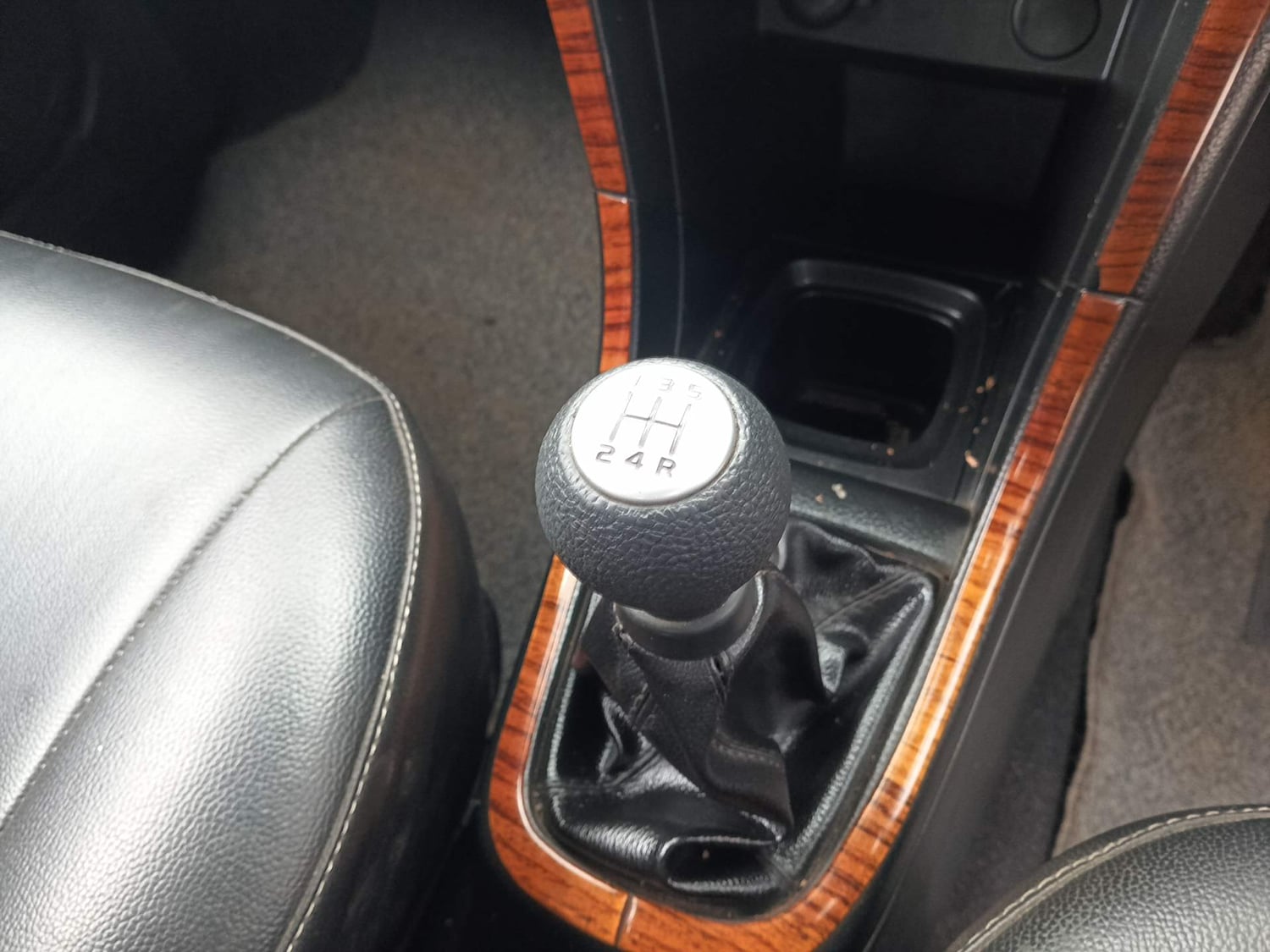 Used 2014 Maruti Suzuki Swift VXi Petrol Manual interior GEAR  KNOB VIEW