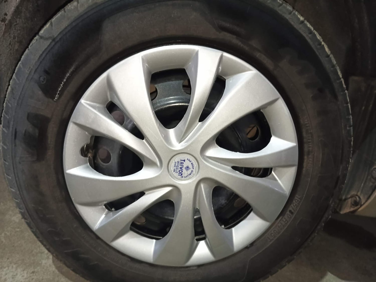 Used 2012 Maruti Suzuki Swift VXi Petrol Manual tyres RIGHT REAR TYRE RIM VIEW
