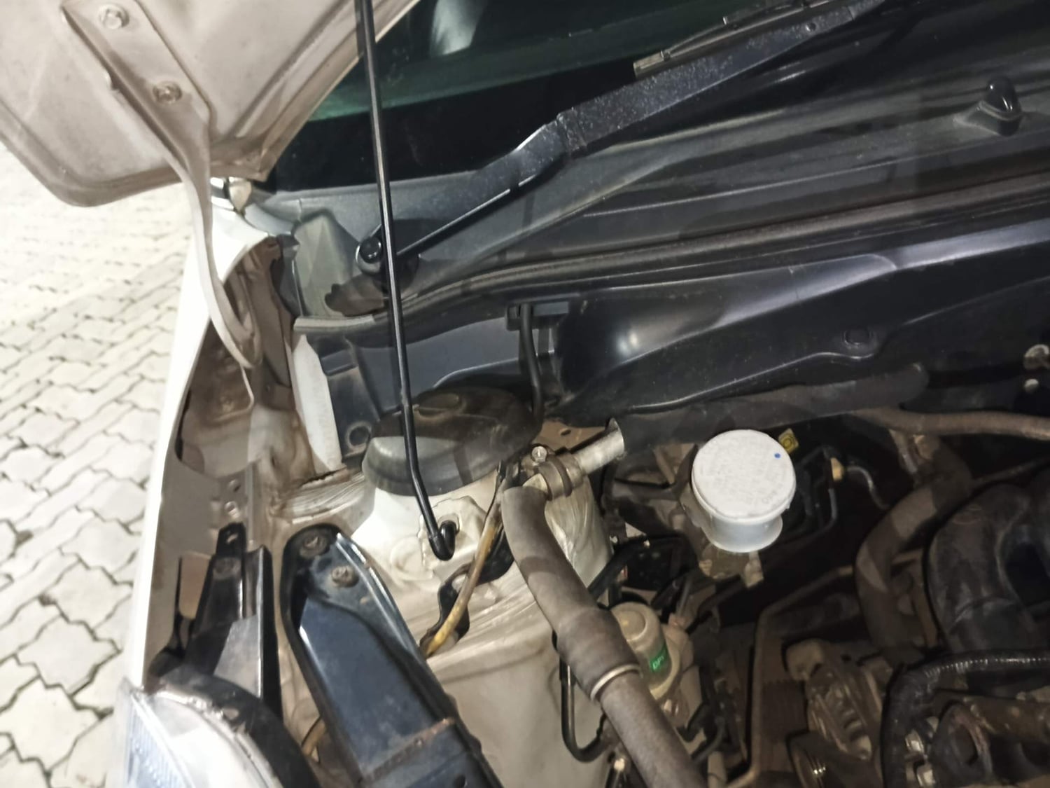 Used 2012 Maruti Suzuki Swift VXi Petrol Manual engine ENGINE RIGHT SIDE HINGE & APRON VIEW