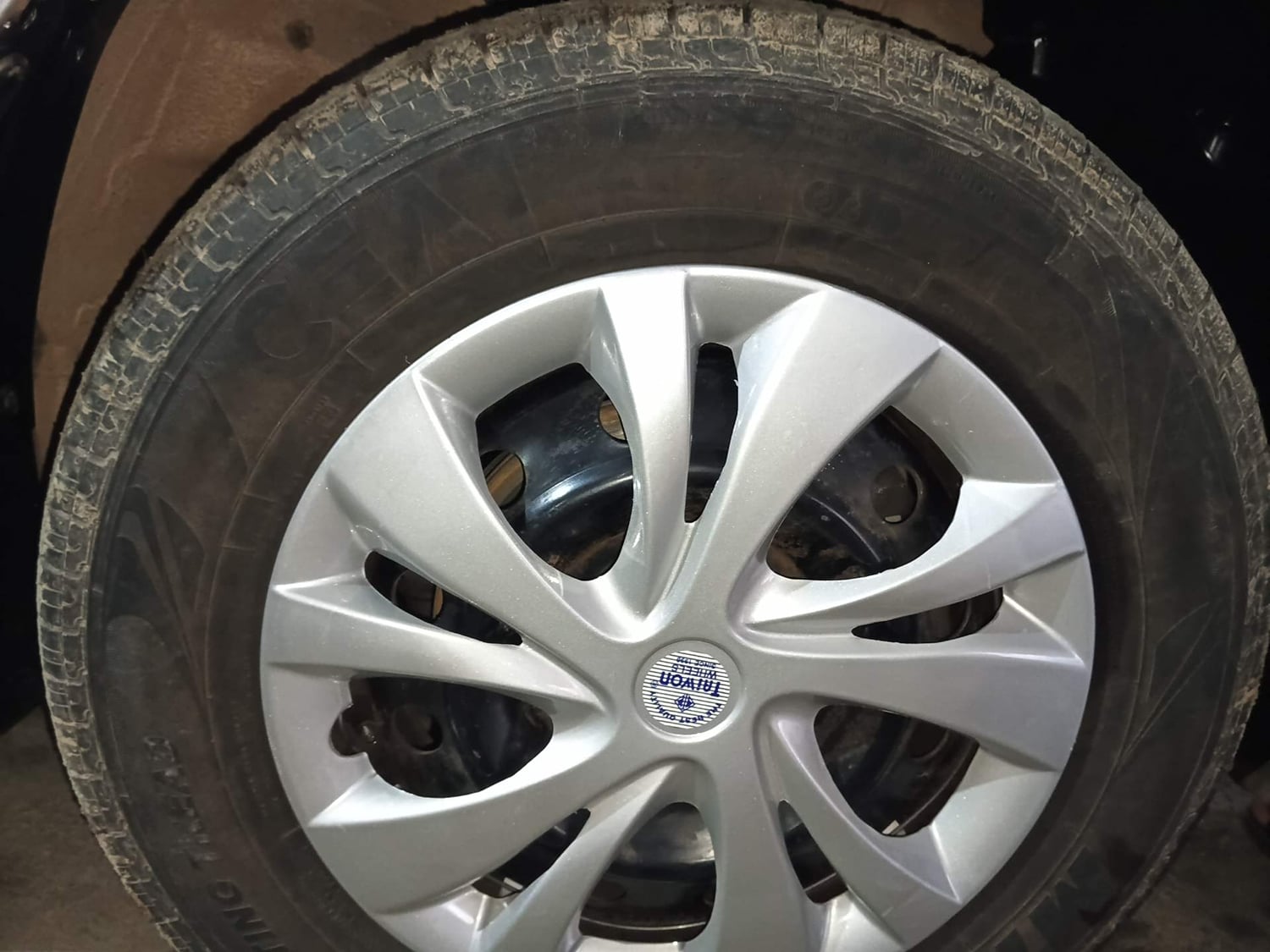 Used 2012 Maruti Suzuki Swift VXi Petrol Manual tyres RIGHT FRONT TYRE RIM VIEW
