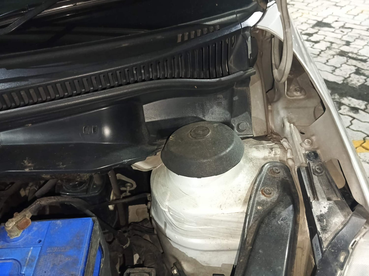 Used 2012 Maruti Suzuki Swift VXi Petrol Manual engine ENGINE LEFT SIDE HINGE & APRON VIEW
