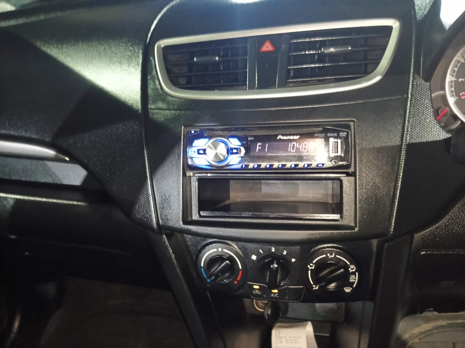Used 2012 Maruti Suzuki Swift VXi Petrol Manual interior MUSIC SYSTEM & AC CONTROL VIEW