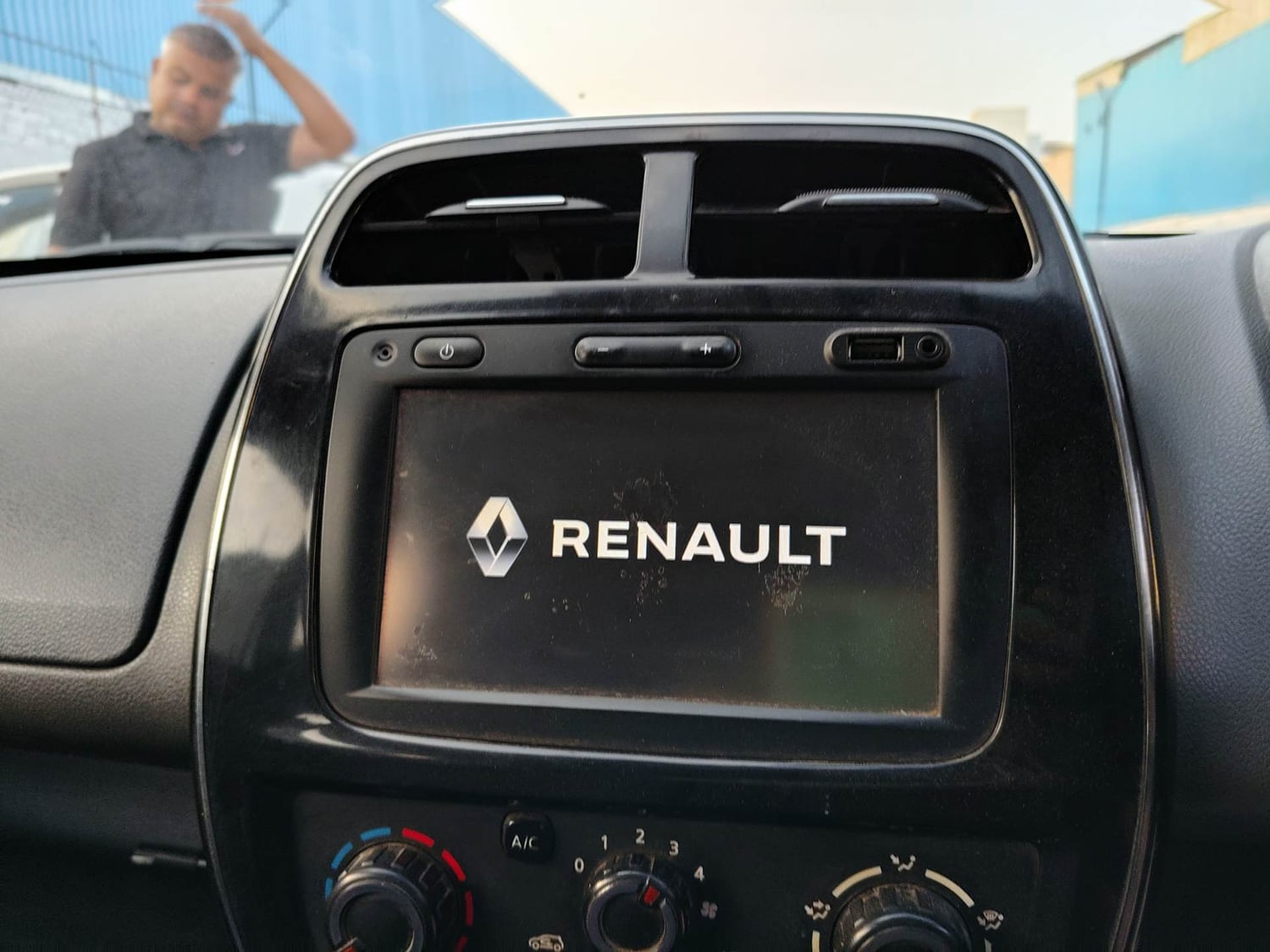 Used 2017 Renault Kwid RXT Opt Petrol Manual interior MUSIC SYSTEM & AC CONTROL VIEW