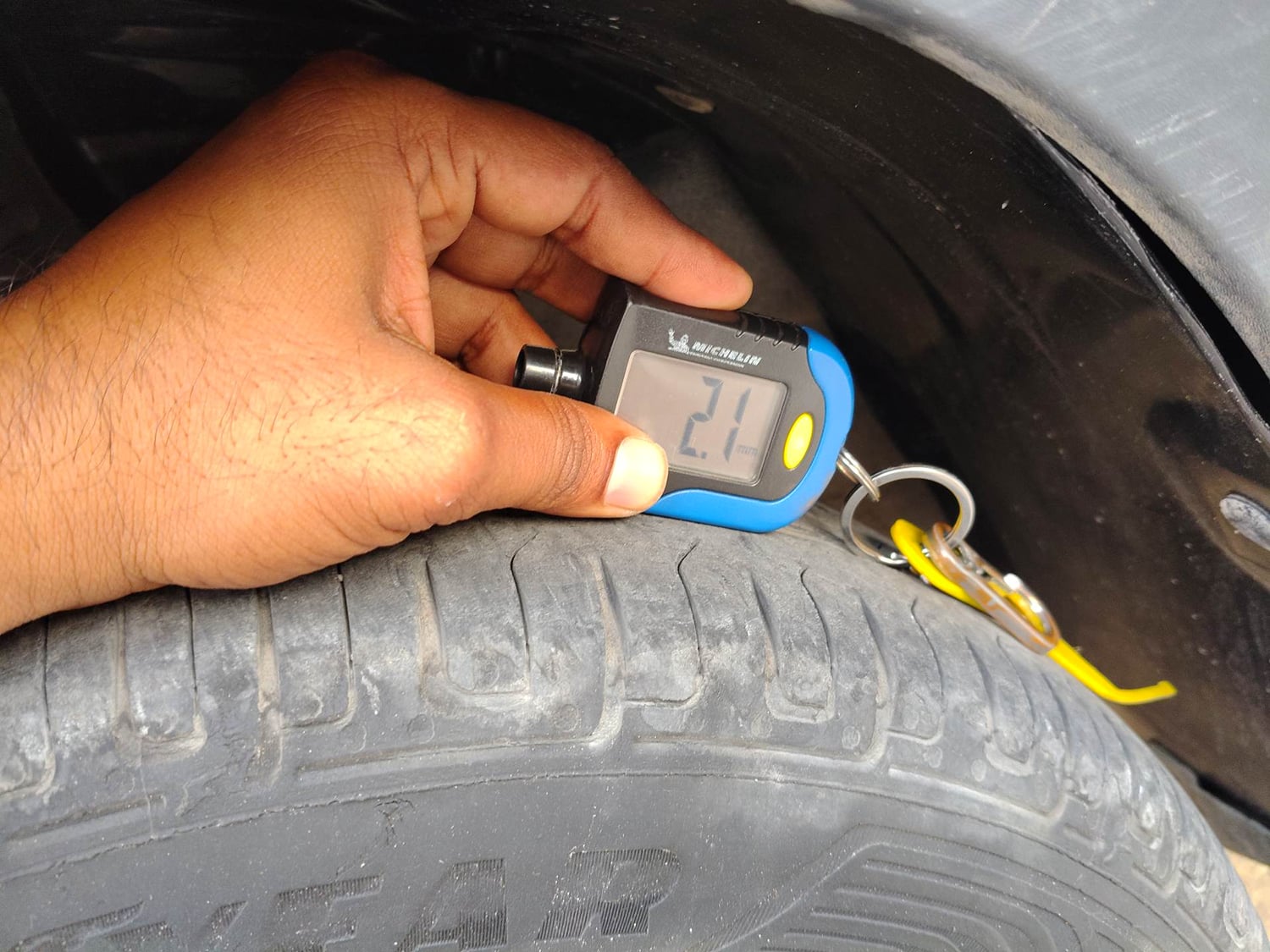 Used 2017 Renault Kwid RXT Opt Petrol Manual tyres LEFT FRONT TYRE TREAD VIEW