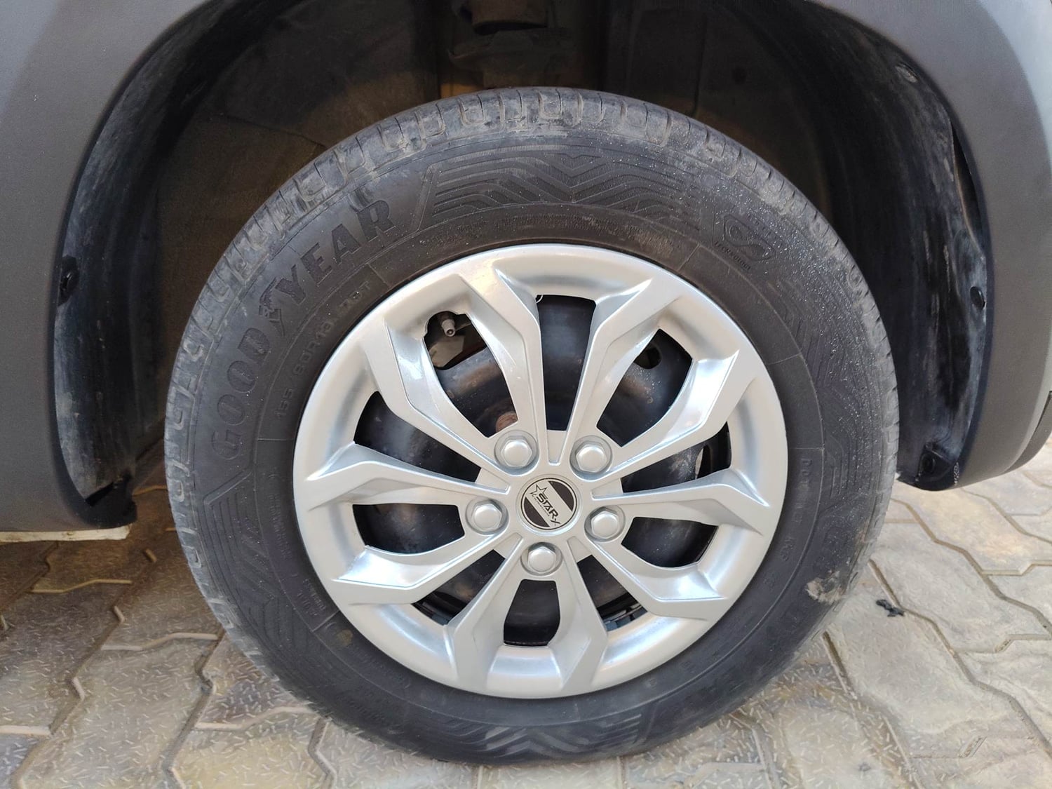 Used 2017 Renault Kwid RXT Opt Petrol Manual tyres RIGHT FRONT TYRE RIM VIEW