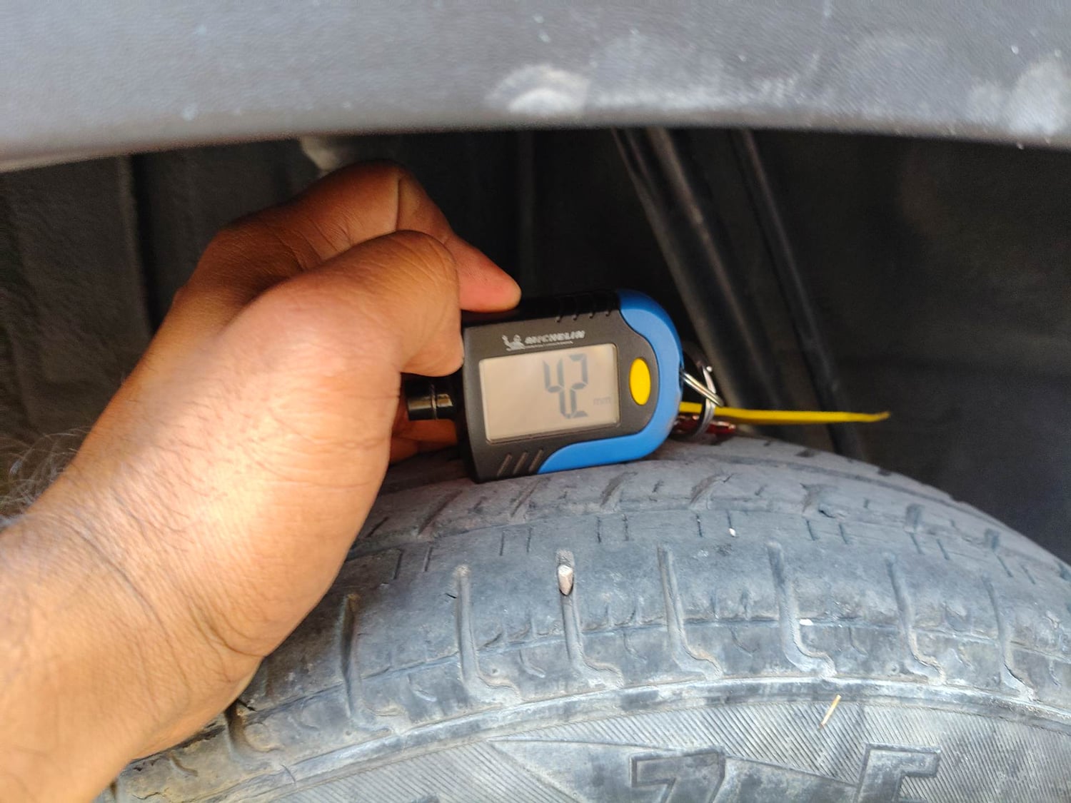 Used 2017 Renault Kwid RXT Opt Petrol Manual tyres RIGHT REAR TYRE TREAD VIEW