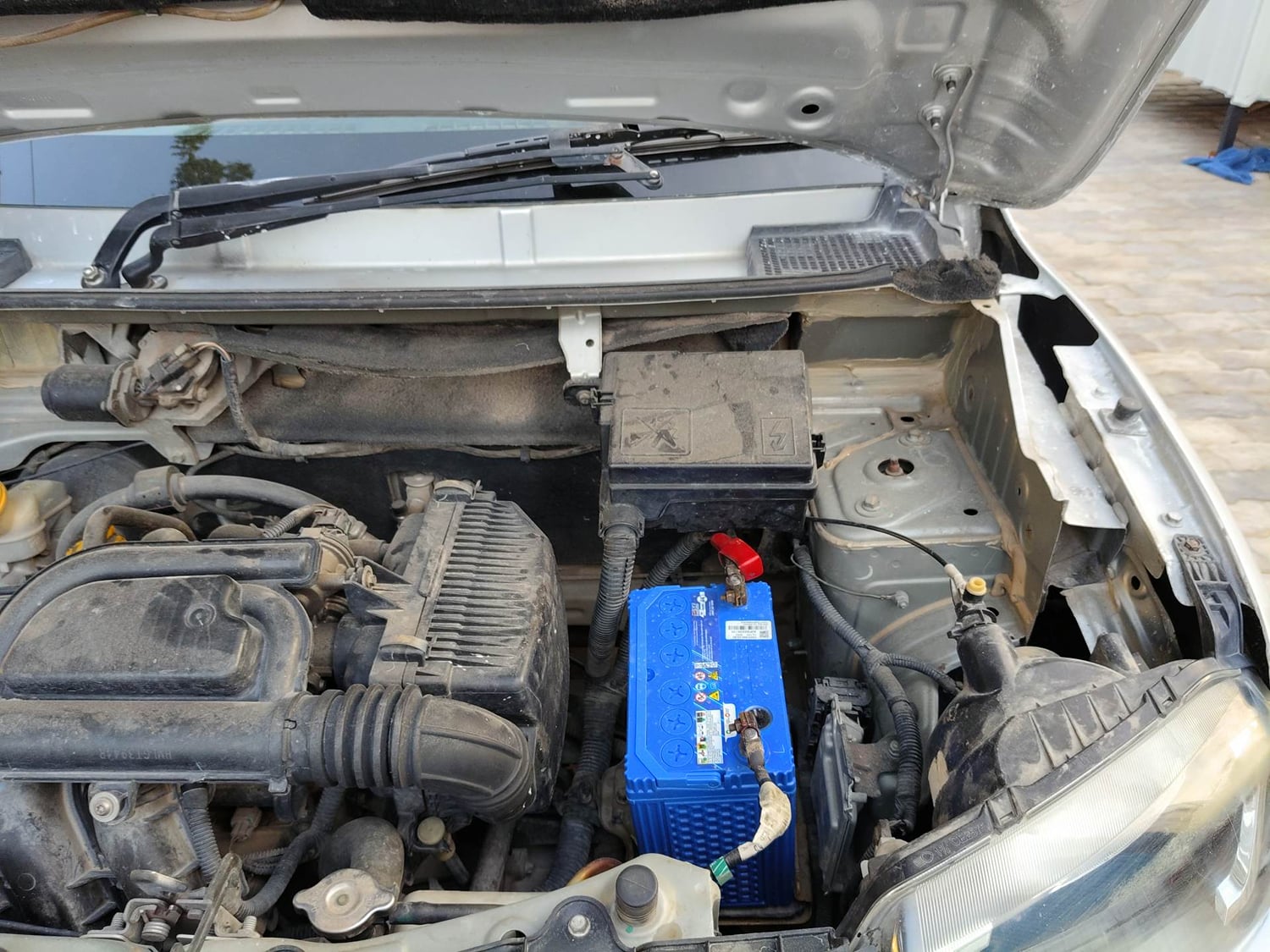 Used 2017 Renault Kwid RXT Opt Petrol Manual engine ENGINE LEFT SIDE HINGE & APRON VIEW