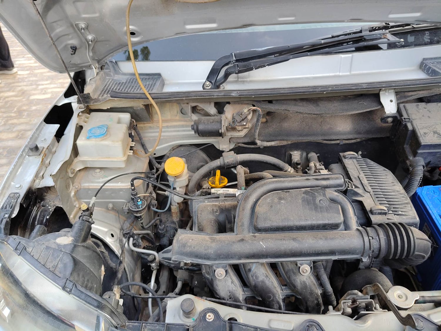 Used 2017 Renault Kwid RXT Opt Petrol Manual engine ENGINE RIGHT SIDE HINGE & APRON VIEW