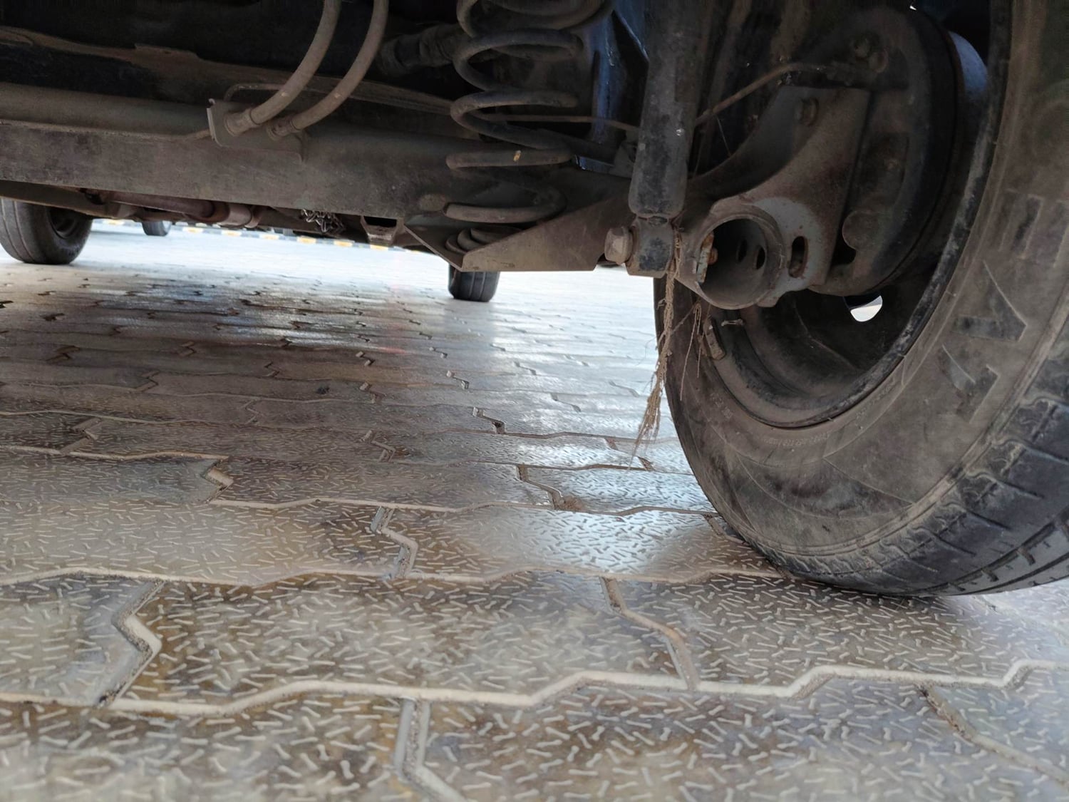 Used 2017 Renault Kwid RXT Opt Petrol Manual extra REAR RIGHT UNDERBODY VIEW