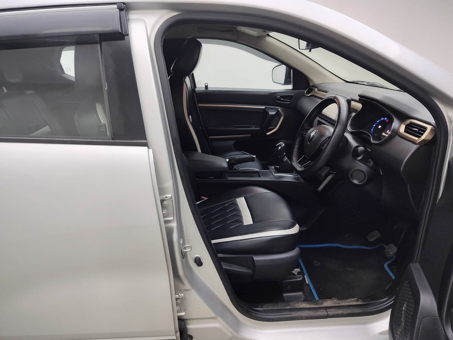 Used 2023 Renault Kiger RXT (O) MT Petrol Manual interior RIGHT SIDE FRONT DOOR CABIN VIEW