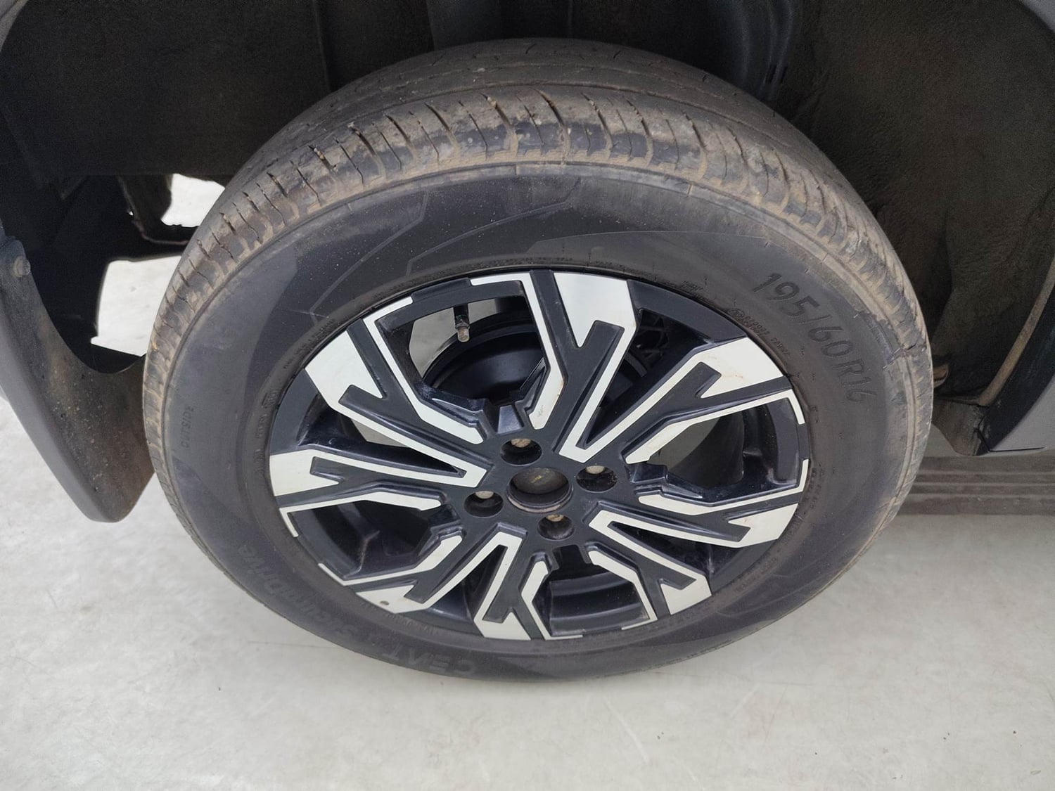 Used 2023 Renault Kiger RXT (O) MT Petrol Manual tyres RIGHT REAR TYRE RIM VIEW