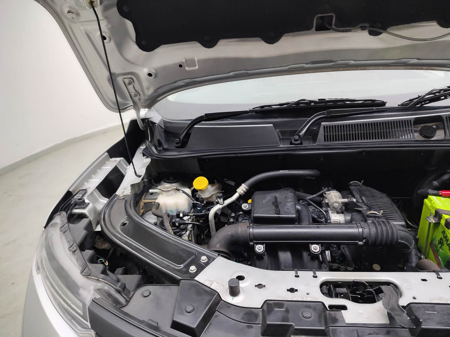 Used 2023 Renault Kiger RXT (O) MT Petrol Manual engine ENGINE RIGHT SIDE VIEW