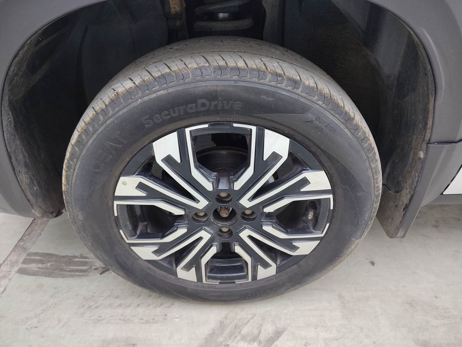 Used 2023 Renault Kiger RXT (O) MT Petrol Manual tyres LEFT FRONT TYRE RIM VIEW