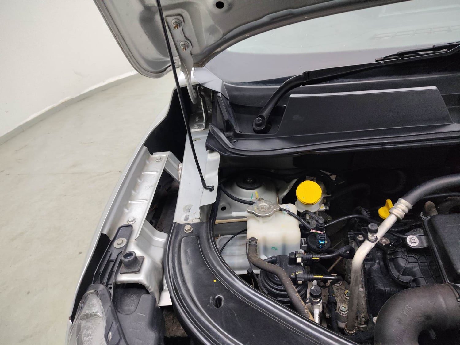 Used 2023 Renault Kiger RXT (O) MT Petrol Manual engine ENGINE RIGHT SIDE HINGE & APRON VIEW